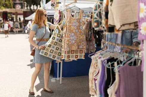 Shopping at the 400 Market - Summer